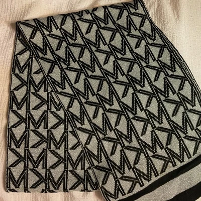  Bufanda reversible Michael Kors MK Logo negra metálica plateada  Foto 1 de 4