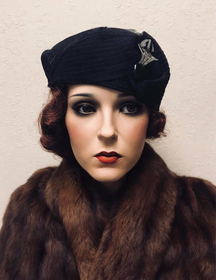 Sombrero Cloche Años 20 Aleta Art Deco Años 20 Sombrero Negro con Color Plata Sombrero Prendedor Flecha Foto 1 de 1