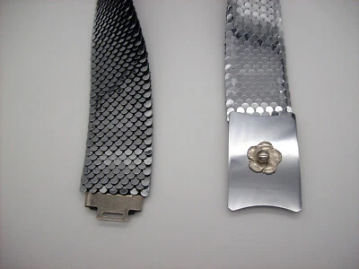 Cinturón elástico vintage para mujer de metal plateado a escala de pez serpiente, con hebilla de flor Foto 1 de 4