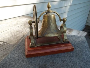 Vintage massive Messing Rad Kurbel 5"T mal 3,5" Außendurchmesser Schiffe Glocke mit Holzsockel Schreibtisch - Bild 1 von 8