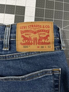 Pantalones de mezclilla elásticos Levi’s 505 corte regular para hombre 38x32 azul desvanecido  - Imagen 1 de 8