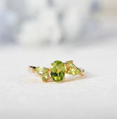 Anillo de boda de compromiso de peridoto de corte ovalado de 1 quilate enchapado en oro amarillo de 14 quilates Foto 1 de 4