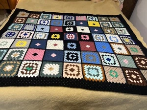 MANTA CÁLIDA CUADRADA DE LANA 42” X 54” NEGRA MULTICOLOR - Imagen 1 de 5