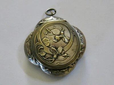 POUDRIER PENDENTIF, très joli poudrier en métal argenté, fleurs, art nouveau . - Photo 1/4