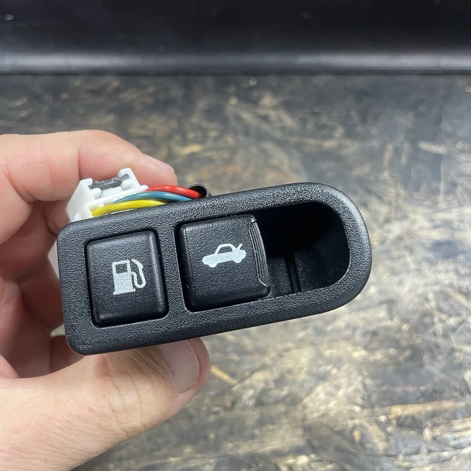 Hyundai Genesis 2010-2012 cupé OEM puerta combustible tapa gasolina escotilla maletero interruptor usado Foto 1 de 4