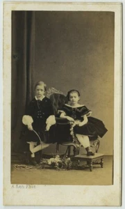 CDV 1860-70 A. Ken à Paris. 2 enfants élégants. Frère et soeur. Mode. Jouet. - Foto 1 di 2