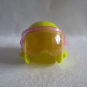 NEU Barbie Wintersport Para Alpine Skifahrerpuppe gelber & rosa Helm ~ Kleidung - Bild 1 von 2