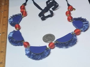 Collar de fibra roja envuelto borla abanico azul vintage arte popular corbata de tela tribal - Imagen 1 de 11