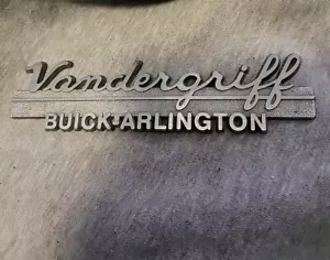 Etiqueta emblema insignia concesionario de metal VANDERGRIFF BUICK Arlington Texas - Imagen 1 de 3