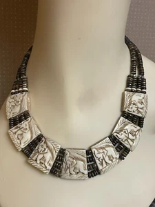 WUNDERSCHÖNE PERLENKETTE AUS GESCHNITZTEM HORN ELEFANTENPLATTE MIT STAMMESVERBINDUNG AFRIKANISCH  - Bild 1 von 7