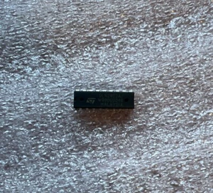 9pcs ULN2802AN ST Micro 8 NPN Darlington 18 Pin DIP 50V .5A BJT ULN2802 - Picture 1 of 1