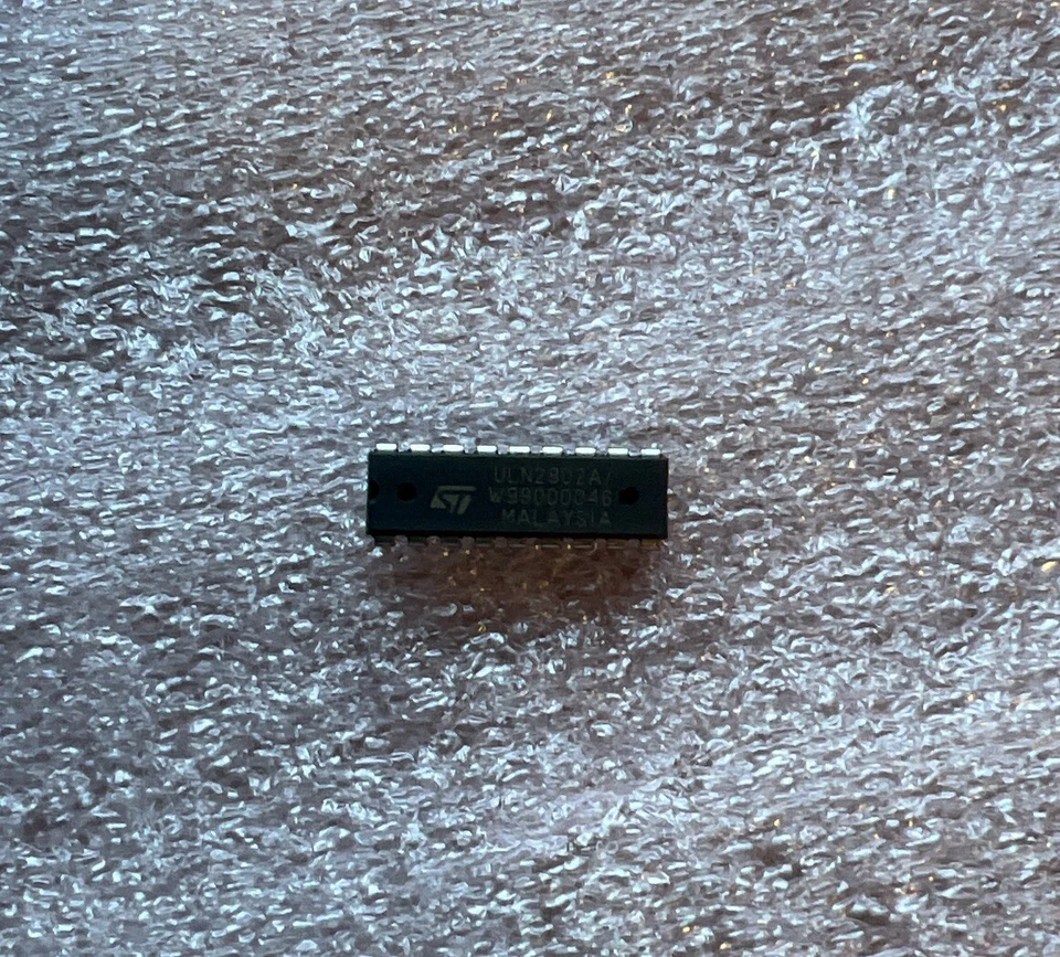 9pcs ULN2802AN ST Micro 8 NPN Darlington 18 Pin DIP 50V .5A BJT ULN2802 - Image 1 of 1