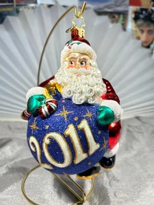 VINTAGE RADKO ORNAMENT WEIHNACHTSMANN MIT EINEM GROSSEN BLAUEN ORNAMENT -6,5" - Bild 1 von 6
