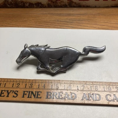 Ford Mustang 1968 emblema de parrilla  Foto 1 de 4