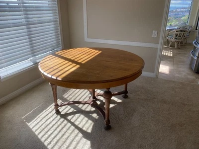 Antigua mesa de comedor redonda de roble macizo con 4 hojas Foto 1 de 4