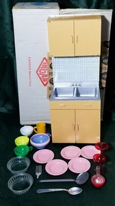 INGAP MOBILETTO LAVELLO GIOCATTOLO LATTA E PLASTICA CON ACCESSORI NON GIOCATO - Foto 1 di 19