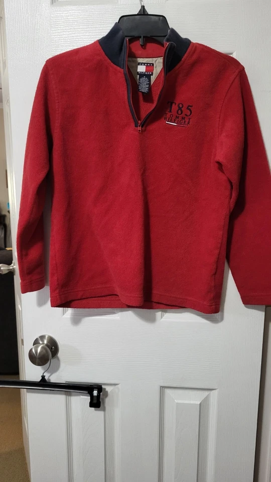 Sudadera con capucha de forro polar roja Tommy Hilfiger para jóvenes talla mediana T85  Foto 1 de 4