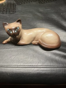 Statuina lunga 10,5” gatto siamese sdraiato in ceramica anni ’50-’60 - Foto 1 di 9