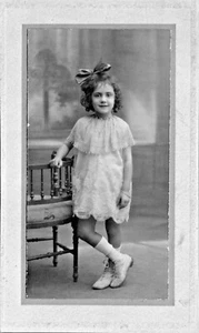 C.P.A PHOTO D'ENFANT AVEC JOUET - Picture 1 of 1