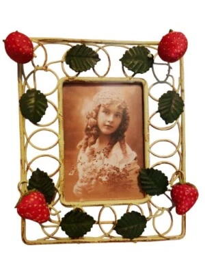 Marco CBK LTD Tradiciones Marco de fotos Fresa roja Granja Metal de pie Foto 1 de 4