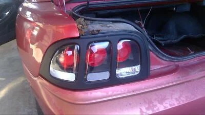 Conjunto de lanterna traseira esquerda usado serve: 1998 Ford Mustang esquerda grau A - Imagem 1 de 4