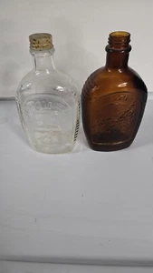 Vintage Blockhaus Glasflaschen 1 Bernstein und 1 Klar Gedenk 1776-1976 - Bild 1 von 5