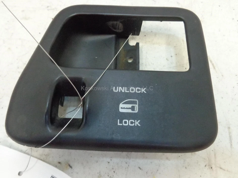 Оригинальный ободок для правой пассажирской двери Dodge Caravan 4673140 94 - Изображение 1 из 4