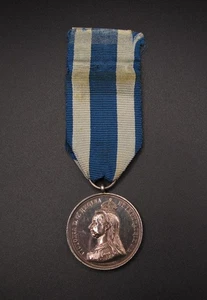 1897 VICTORIA DIAMOND JUBILEE SILVER MEDAL ON RIBBON - BY EMPTMEYER - Picture 1 of 4