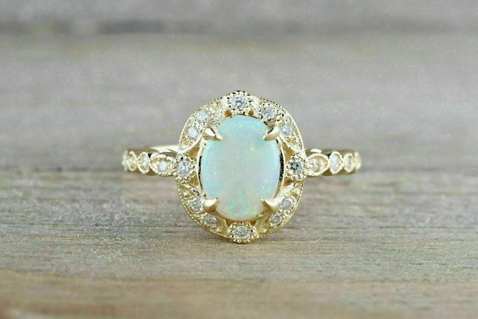Anillo para mujer con halo de ópalo de fuego simulado de corte ovalado de 3 quilates enchapado en oro amarillo de 14 quilates plateado Foto 1 de 4
