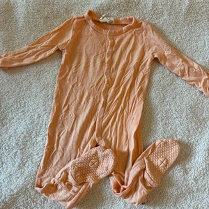 Body KYTE BABY Naranja Una Pieza Abotonado Talla 6-12 Meses Manga Larga - Imagen 1 de 4