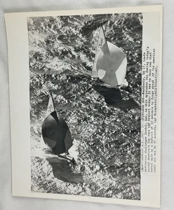 SAL 1962 09/18 AP WirePhoto-America’s Cup 2nd Race-Weatherly leads Gretel - Picture 1 of 2