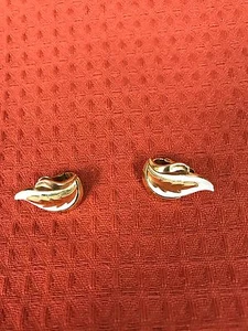 Joyería de colección ~ Pendientes firmados por diseñador de disfraces TRIFARI ~ Clip de esmalte blanco - Imagen 1 de 6