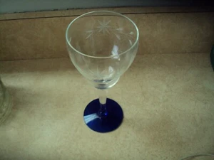 ein Tschechisch Böhmisches Glas Champagner Wein Kobaltblau Sockel geriffelt geätzt - Bild 1 von 6