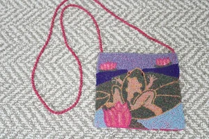 Neu mit Etikett South Coast Umhängetasche mit Perlen, mehrfarbig, Magnetverschluss, innen rosa - Bild 1 von 4