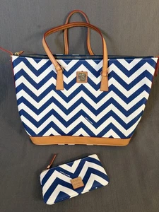 Bolso de Mano Dooney & Bourke Chevron Mujer Azul Blanco Cremallera Top y Muñequera FC521 NV - Imagen 1 de 19