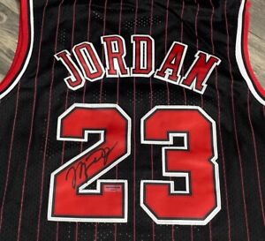 Michael Jordan BULLS signed Jersey w/Coa