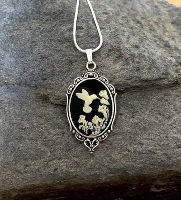 Collar camafeo colibrí, marfil/negro colgante de colección cadena de plata de ley .925 Foto 1 de 3