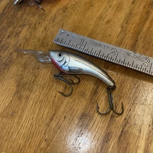 REEF RUNNER Fishing Lure 2.25” Length 1/4 Oz Weight White Gray Glitter  Used - Picture 1 of 4