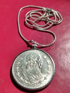 1957 Mexikanischer One Peso Silber Anhänger versilberte Lünette & Kette Silber & Gold - Bild 1 von 7