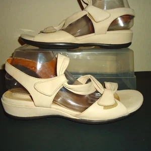 Clarks Artisan 87201 Sandalen beige Leder offene Zehenpartie Riemen Slingpumps Größe 11XW - Bild 1 von 8