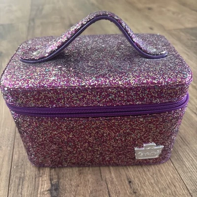 Mini estuche de maquillaje rígido Caboodles plateado brillo en púrpura Go Getter Foto 1 de 4