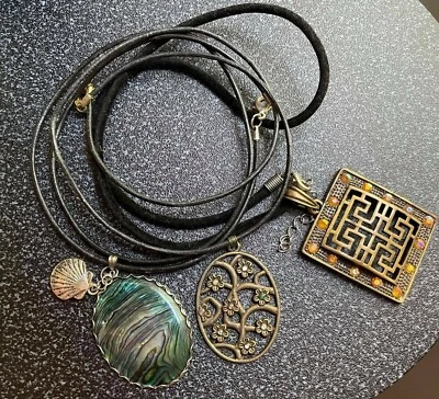Juego de 3 collares colgantes de latón antiguos hechos a mano de cuero negro se envía desde EE. UU. Foto 1 de 4