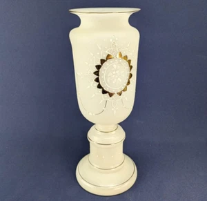 Jarrón de vidrio esmerilado opaco pintado a mano década de 1940 con borde dorado diseño floral - Imagen 1 de 7