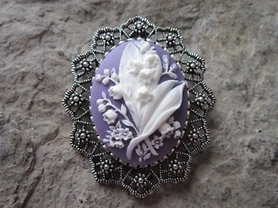 2 EN 1 - BROCHE CAMAFEO LIRIO DEL VALLE / PIN / COLGANTE - BLANCO SOBRE MORADO Foto 1 de 2