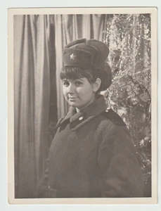Foto Niña en uniforme militar contra fondo Árbol de Año Nuevo de colección - Imagen 1 de 2