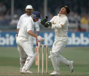 Australian wicketkeeper Ian Healy reacts as England batsman N- Old Cricket Photo - Picture 1 of 1