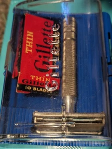 1951 Gillette silberfarbener Herrenrasierer, 3 unbenutzte dünne Klingen & Etui Vintage *Geschenk* - Bild 1 von 7
