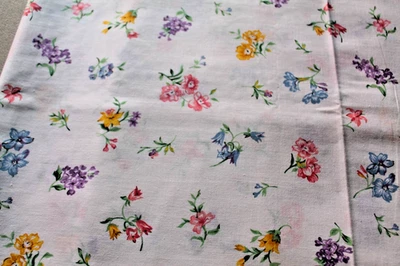 Tecido de algodão 5-1/4 jardas branco com pacotes de flores amarelo rosa roxo e azul novo - Imagem 1 de 4