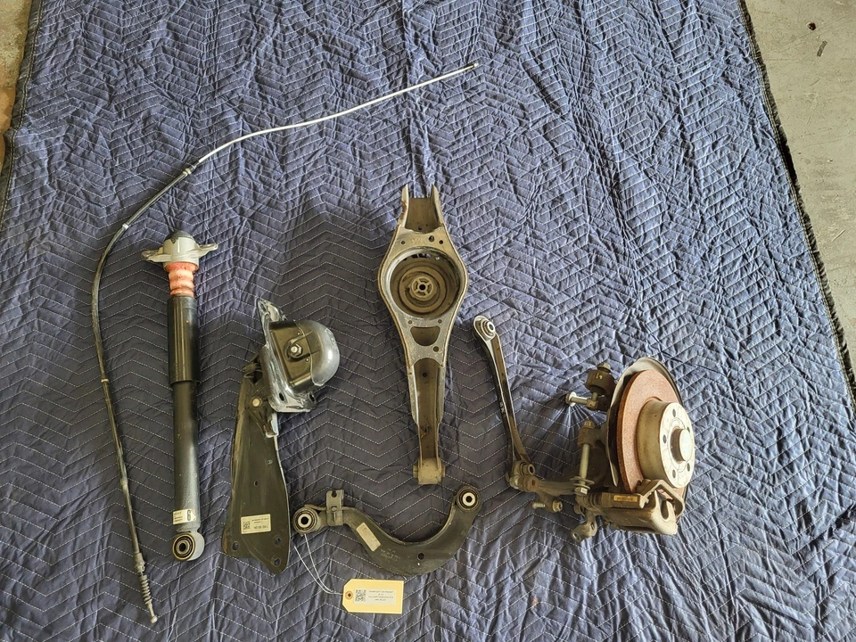 Suspensión trasera rodilla pasajero derecho Volkswagen 2015-2019 Passat 1,8 L usada OEM Foto 1 de 4