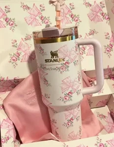 The Stanley X Love Shack Fancy Holiday Quencher 40 OZ-Rosa Beaux Pink - Foto 1 di 5